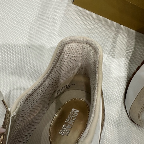 Muse Mesh and Logo Trainer size 9.5 - Picture 4 of 10